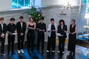 groep zingende jongeren