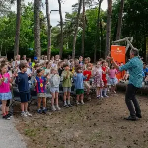 Leerlingen van OBS de Damiaanschool_KBosch zingen en spelen tijdens het scholenproject Een wereld vol insecten liederen uit Erik of het klein insectenboek.
