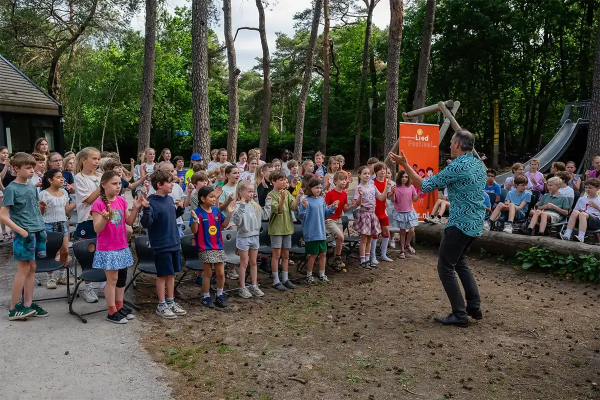 Leerlingen van OBS de Damiaanschool_KBosch zingen en spelen tijdens het scholenproject Een wereld vol insecten liederen uit Erik of het klein insectenboek.