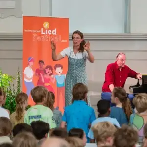 Basisschoolleerlingen uit Zeist en omgeving voeren tijdens Liedfestival Zeist het scholenproject Een wereld vol insecten uit met zang, vertelling en pianobegeleiding in de Grote Zaal.