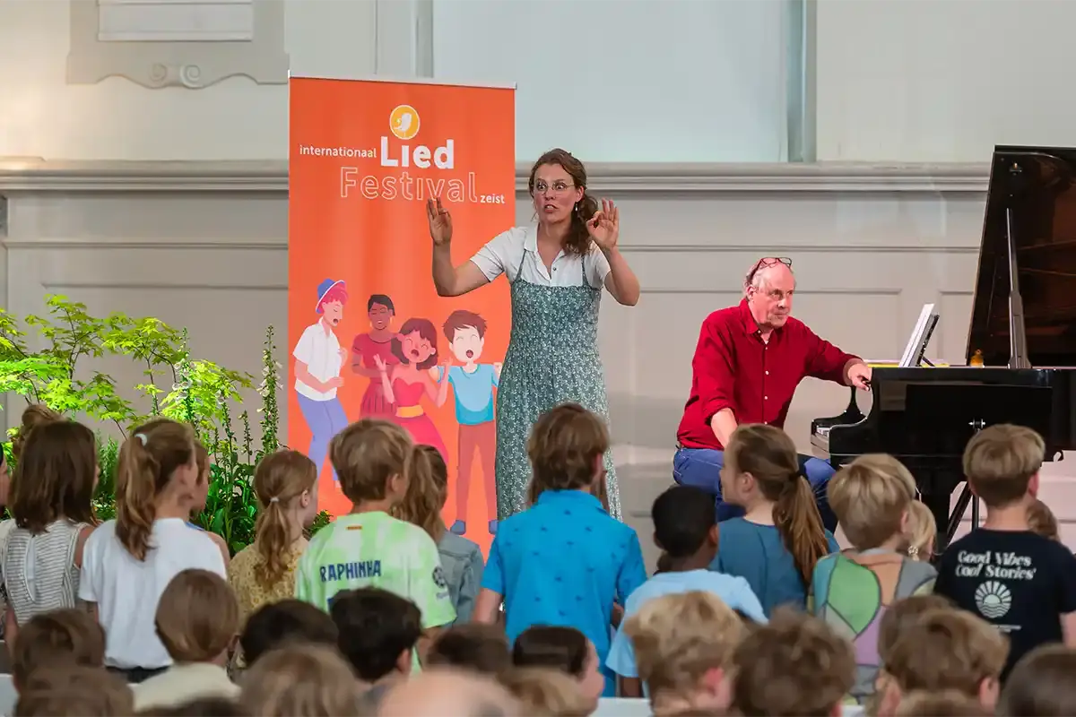 Basisschoolleerlingen uit Zeist en omgeving voeren tijdens Liedfestival Zeist het scholenproject Een wereld vol insecten uit met zang, vertelling en pianobegeleiding in de Grote Zaal.